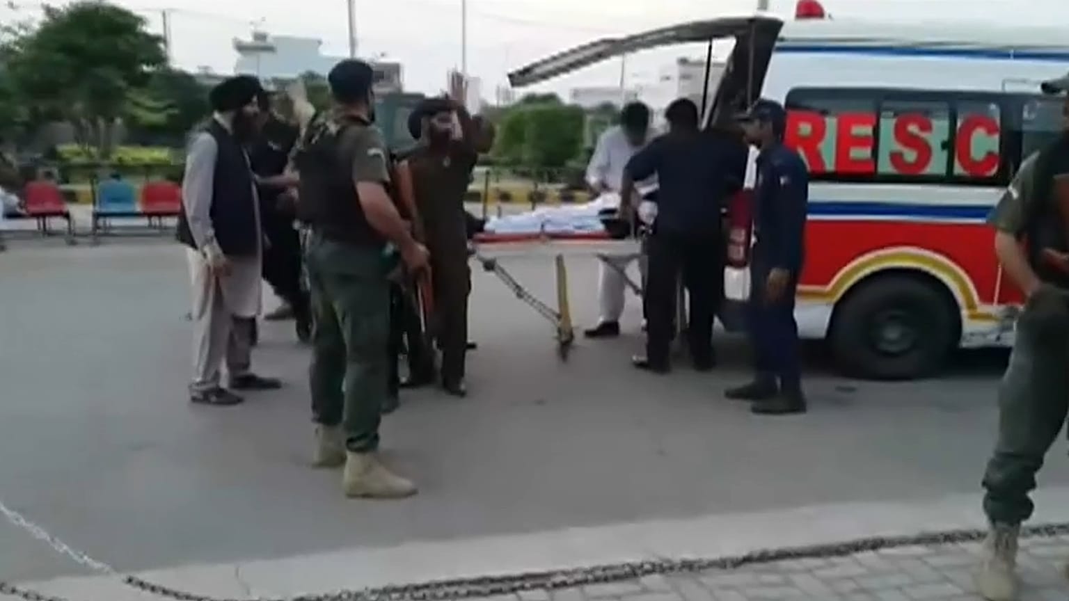 Pakistanischer Innenminister bei Attentatsversuch verletzt