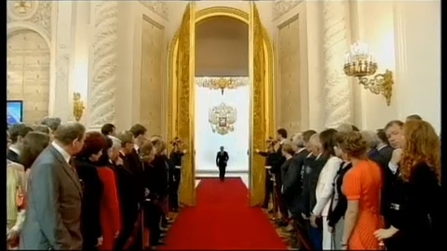 Vlagyimir Putyin hivatalba lép