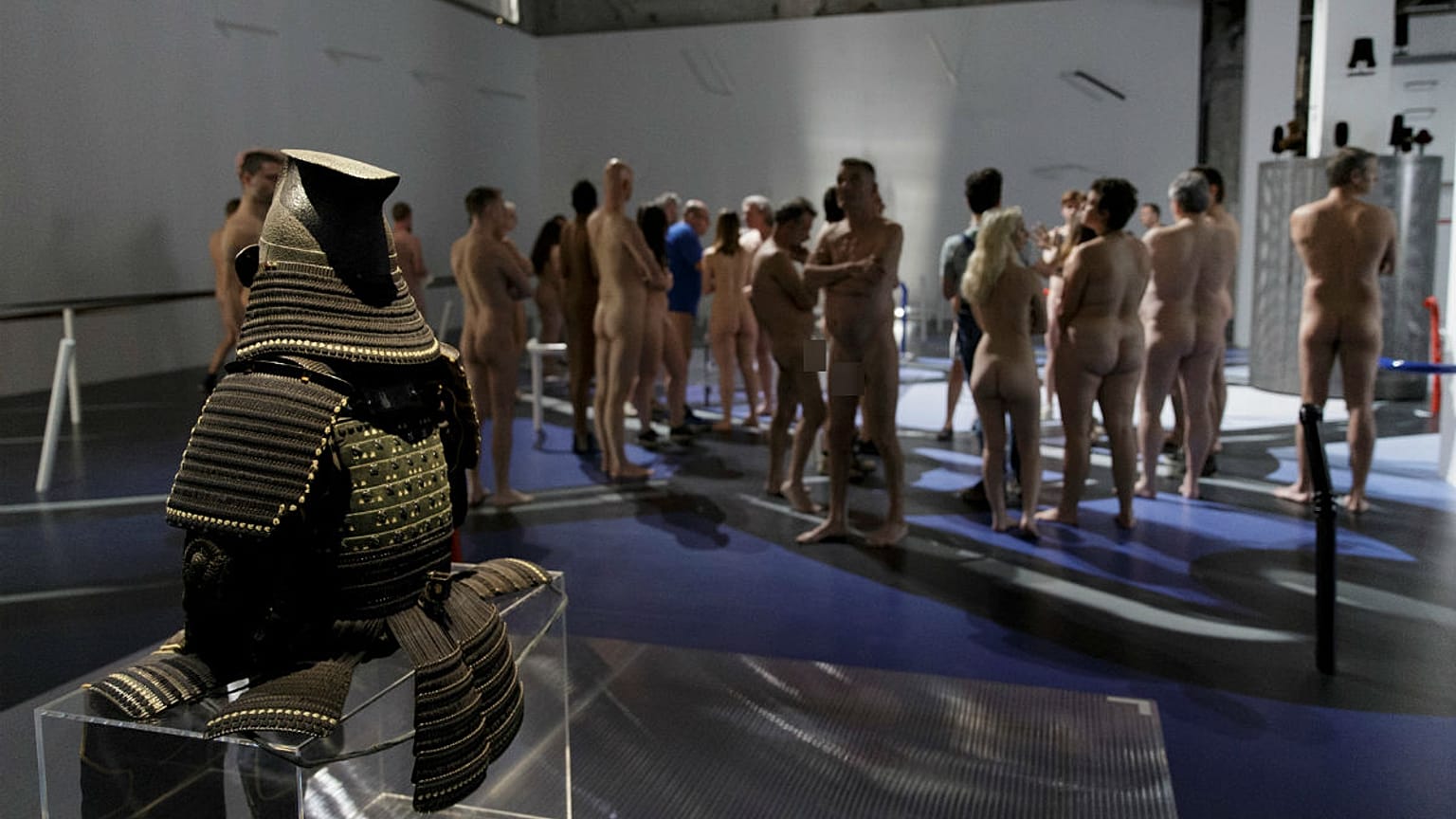 Nudisták egy párizsi múzeumban