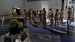 Nudisták egy párizsi múzeumban
