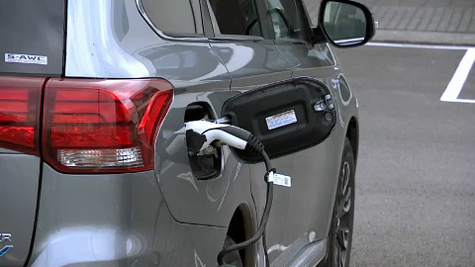 Elektromos Nissant töltenek egy izlandi töltőállomáson