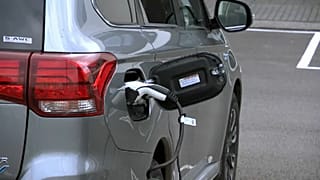 Elektromos Nissant töltenek egy izlandi töltőállomáson