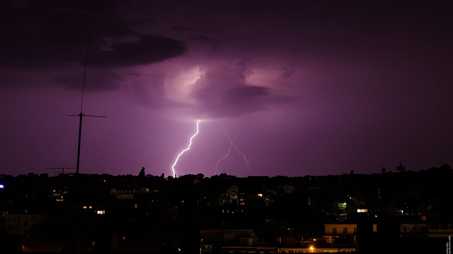 Blitze erleuchten den Himmel