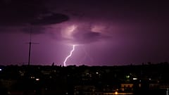 Blitze erleuchten den Himmel