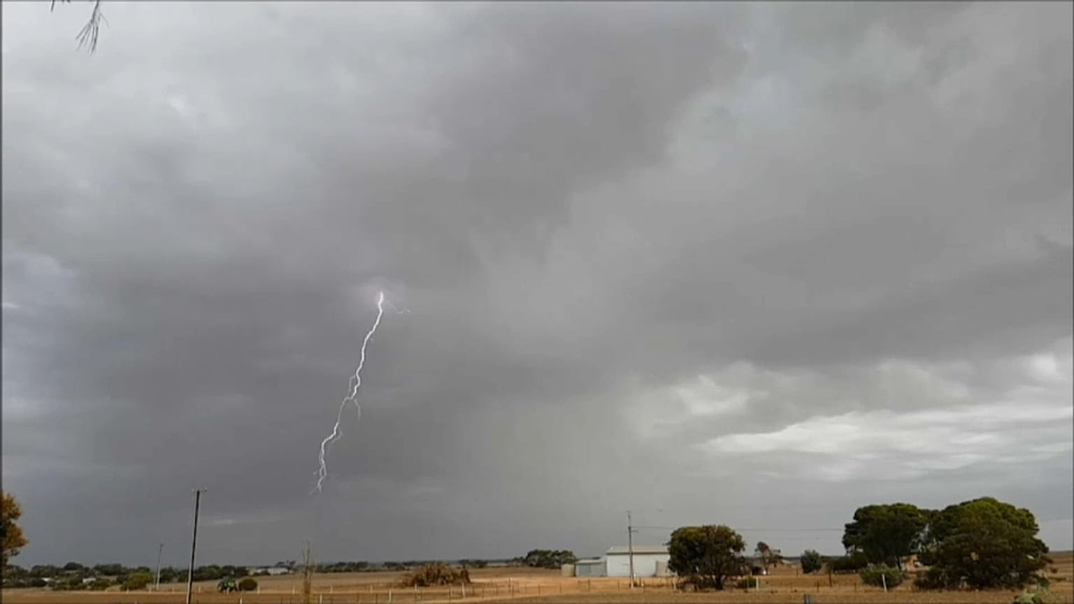 Un día de rayos y truenos en la ciudad australiana de Moonta 