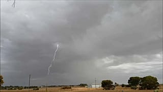 Un día de rayos y truenos en la ciudad australiana de Moonta 