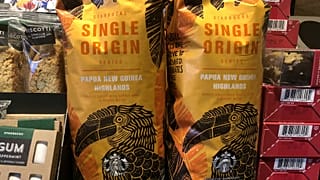 Csomagolt Starbucks kávé a cég egyik New York-i kávézójában