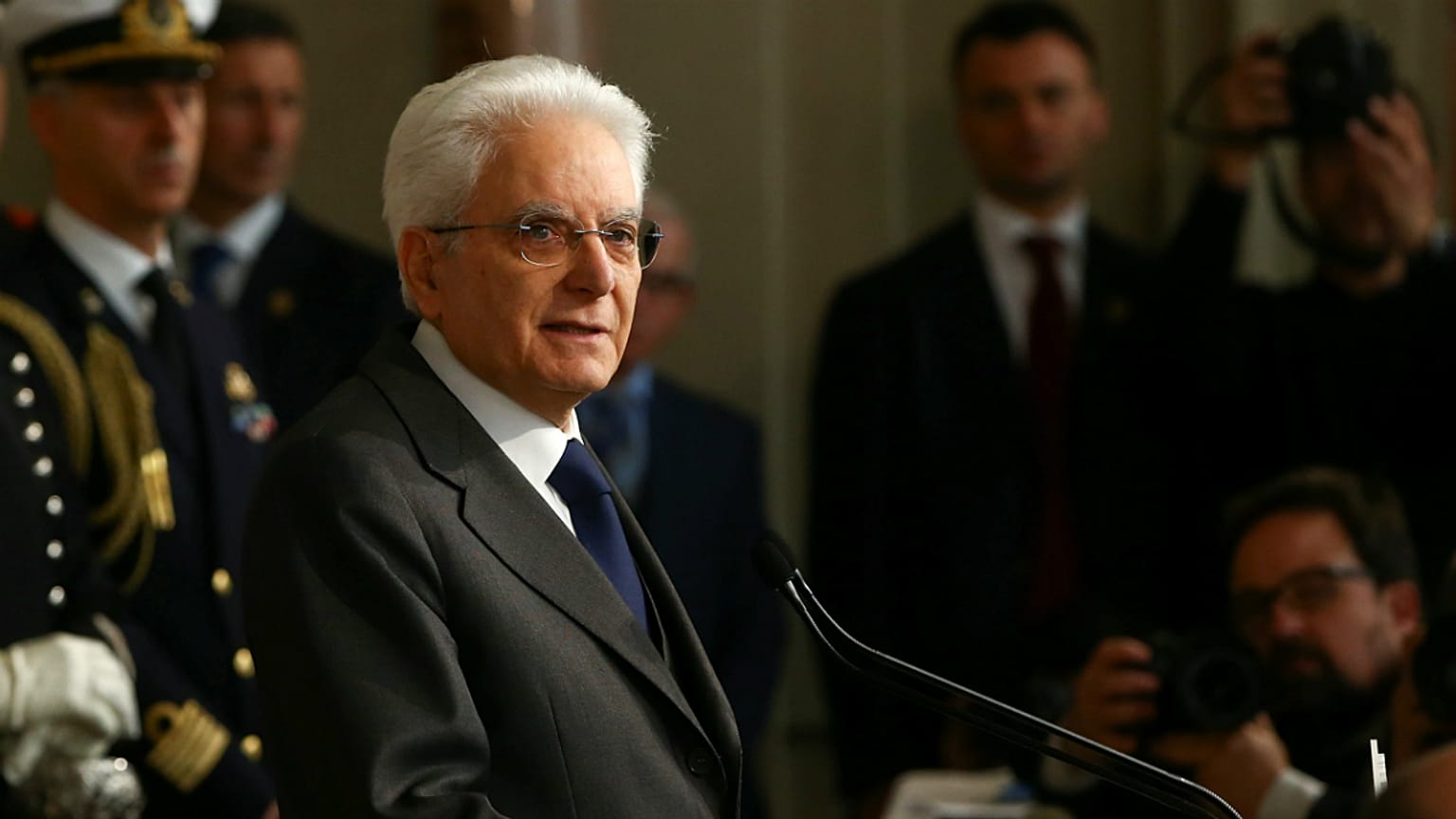 Sergio Mattarella pede governo interino ou eleições antecipadas já