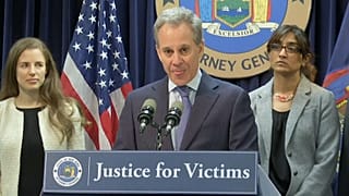 Da accusatore ad accusato. Si dimette il procuratore di New York