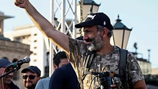 Armeniens Protestführer Paschinjan jubelt seinen Anhängern zu