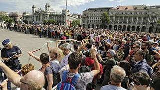 Tüntetések a Parlament alakuló ülése alatt