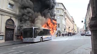 Ιταλία: Λεωφορείο πήρε φωτιά λόγω έκρηξης 