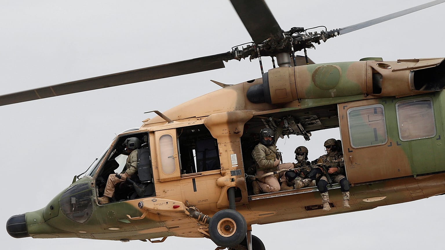 Ein Militärhubschrauber mit Soldaten