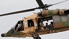 Ein Militärhubschrauber mit Soldaten