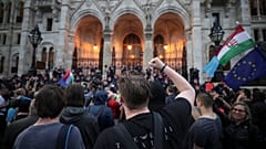 Macarlar Orban hükümetini protesto etti