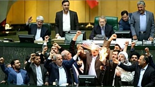 آتش زدن برجام و پرچم آمریکا در مجلس ایران