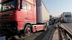Δύο νεκροί από τροχαίο στον Κηφισό- Καρέ καρέ η  τρελή πορεία της νταλίκας