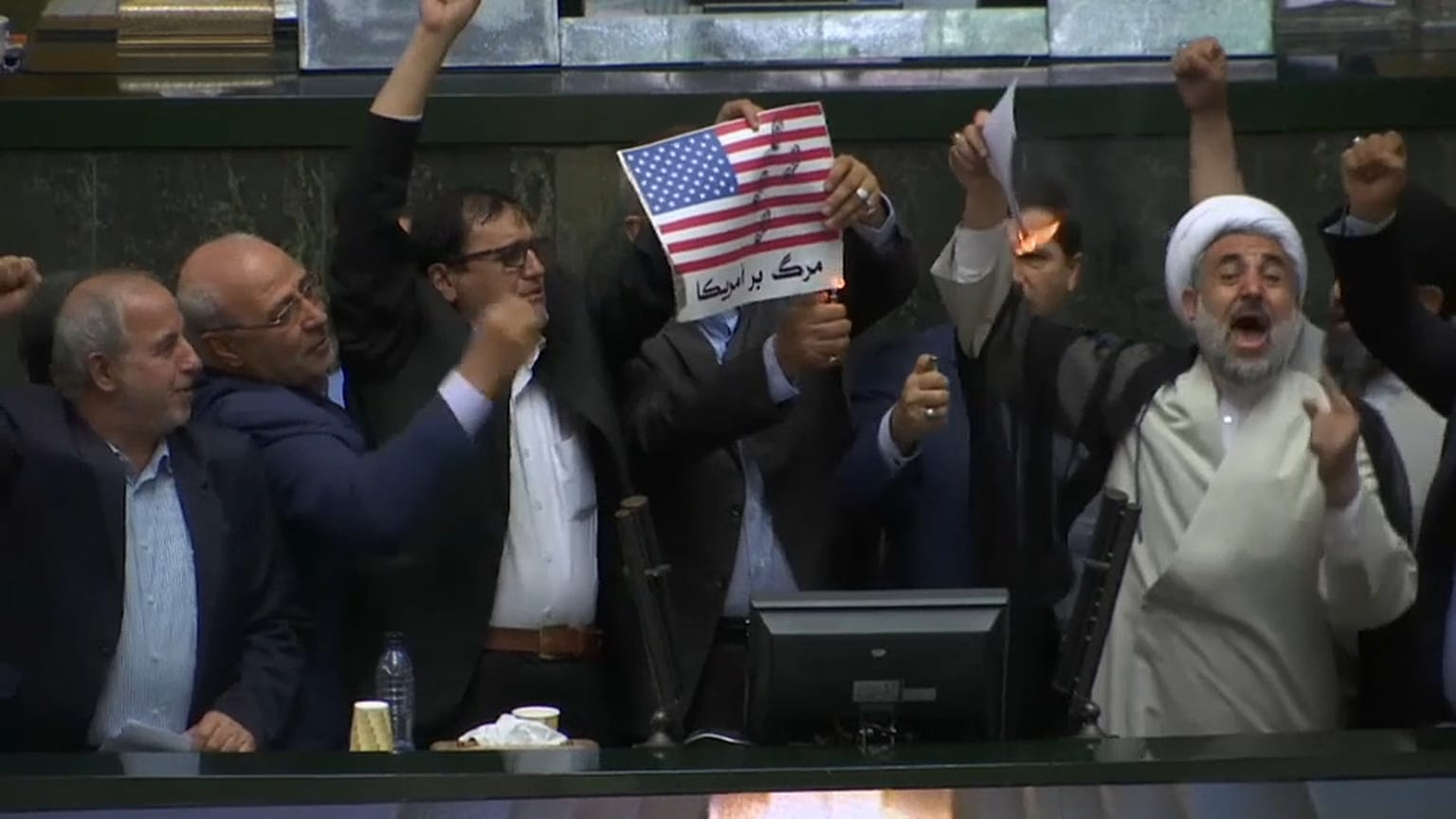 L'IRAN brucia la bandiera USA