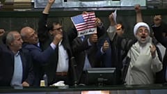 L'IRAN brucia la bandiera USA