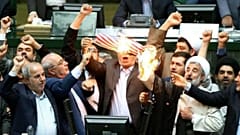 Ιράν: Βουλευτές έκαψαν σημαία των ΗΠΑ μέσα στο κοινοβούλιο