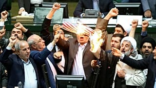 Ιράν: Βουλευτές έκαψαν σημαία των ΗΠΑ μέσα στο κοινοβούλιο