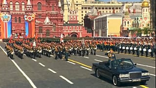 Колонны, крылья, "георгиевские ленточки"