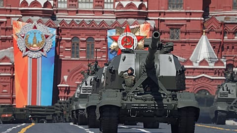 Putin exibe tanques, caças e novo míssil no Dia da Vitória