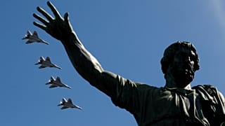 Vladimir Putin apresenta máquinas de guerra com discurso de paz