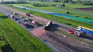 Polonya'da tonlarca çikolata otoyola döküldü 