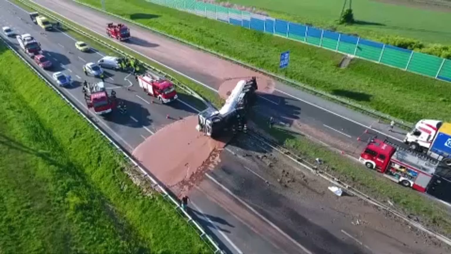 Csokoládé árasztotta el az autópályát