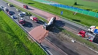 Csokoládé árasztotta el az autópályát