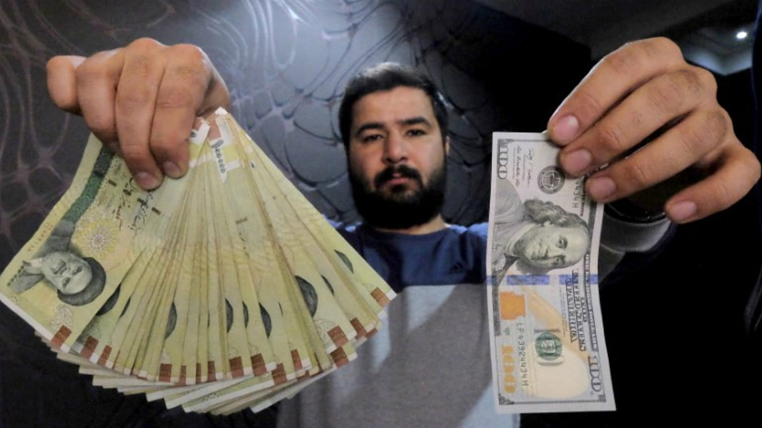 الريال الإيراني يهوي إلى مستوى قياسي جديد بعد قرار ترامب