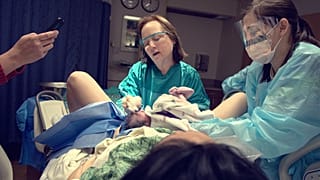 Partorire in Italia, una donna su 3 denuncia assistenza sanitaria non adeguata