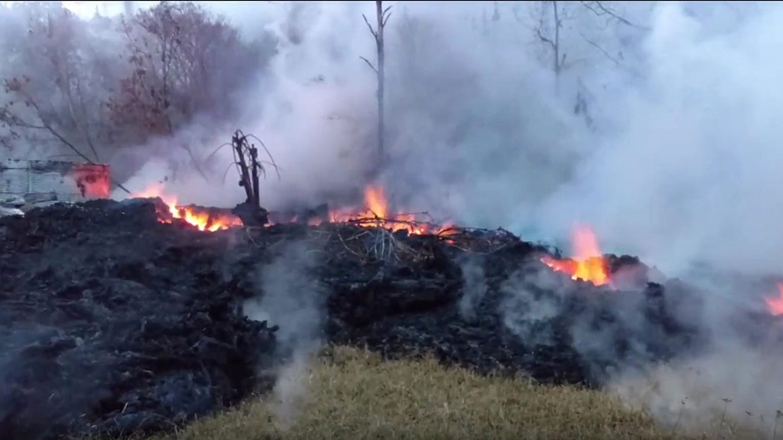 Kilauea volcano eruption could spray rocks for kilometers