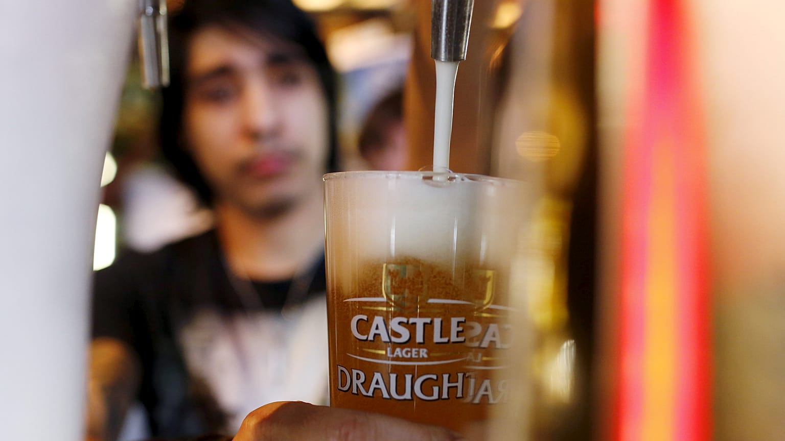 Die Deutschen lieben Bier und trinken eine Menge davon