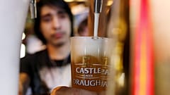 Die Deutschen lieben Bier und trinken eine Menge davon