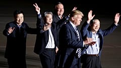 Les trois Américains libérés par la Corée du Nord accueillis par Donald Trump