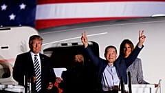 Norte-americanos libertados por Pyongyang voltam a casa