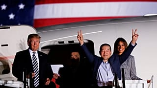 Norte-americanos libertados por Pyongyang voltam a casa