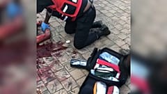 Ein Sanitäter kümmert sich um eines der Opfer