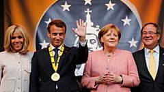 Macron recebe prémio europeu Carlos Magno