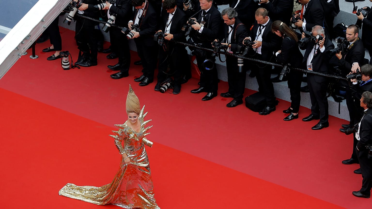 ملابس مثيرة، تخطف أضواء مهرجان كان السينمائي 