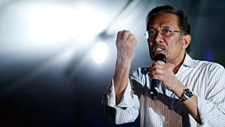 مهاتير محمد: ليس المطلوب العفو عن أنور ابراهيم فحسب، بل الإفراج عنه فوراً