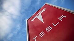 Der Autokonzern Tesla ist erneut im Fokus von Unfallermittlern