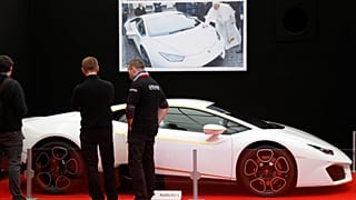 El papa Francisco subasta su Lamborghini bendecido y personalizado