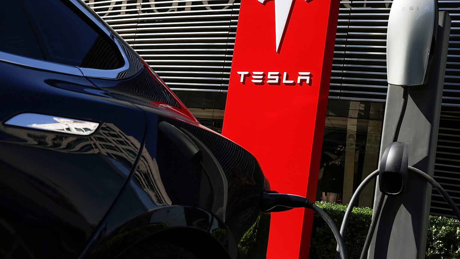 ΗΠΑ: Ξανά στο στόχαστρο των αρχών η Tesla
