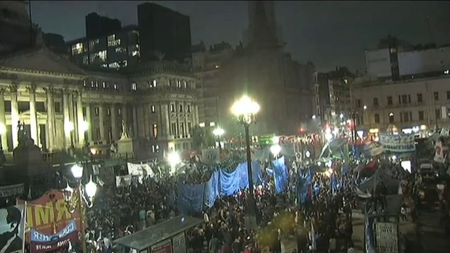Argentina: Macri chiede aiuto al FMI, proteste di piazza