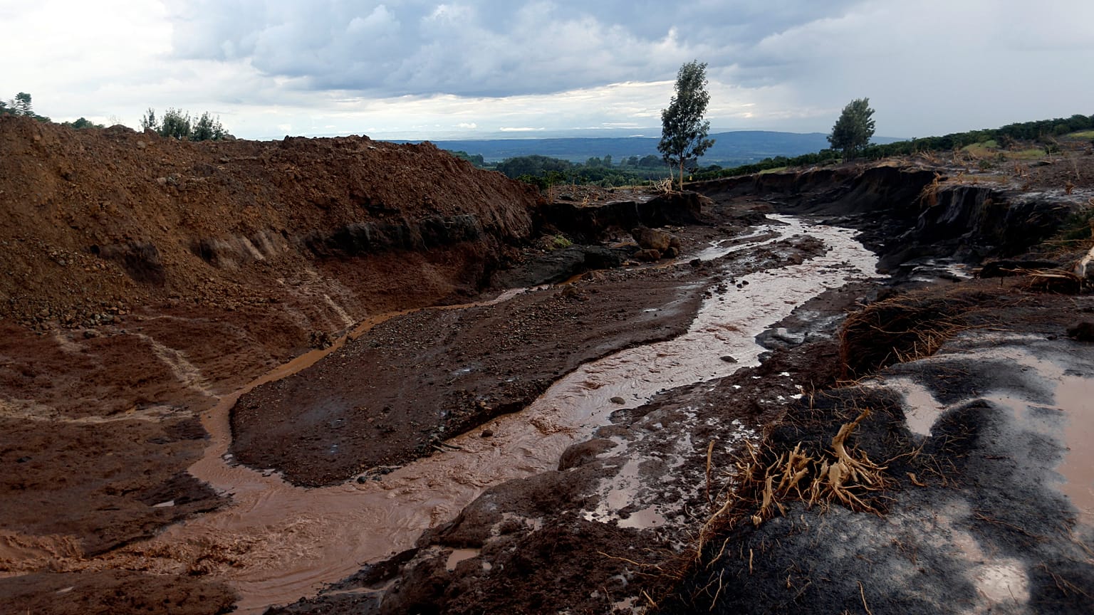 Tragédia no Quénia: pelo menos 50 pessoas morreram após rutura de barragem
