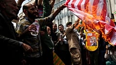 ألاف الإيرانيين يتظاهرون ضد موقف ترامب من اتفاق النووي 