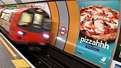 Pizza-Werbung in Londoner U-Bahn